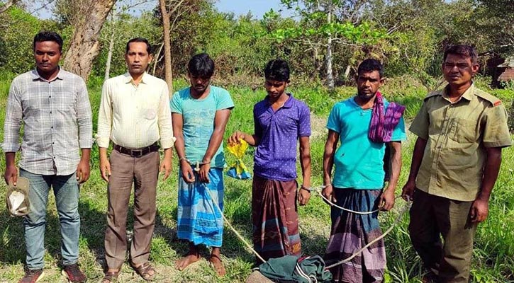 সুন্দরবনে বিষ দিয়ে মাছ শিকার করায় ৩ জেলে আটক